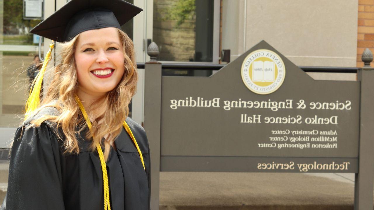 路易斯•蒙哥马利, 2019年bwin体育毕业生, 她戴着毕业帽，穿着毕业服，站在理工科大楼的标牌旁.